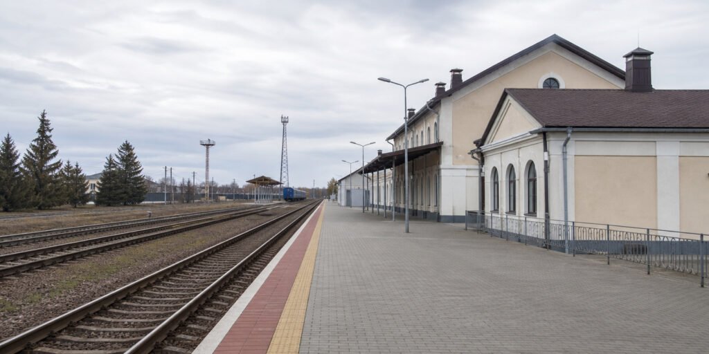 Boris Johnson Escapes Russian Drone Strike at Yahodyn Station